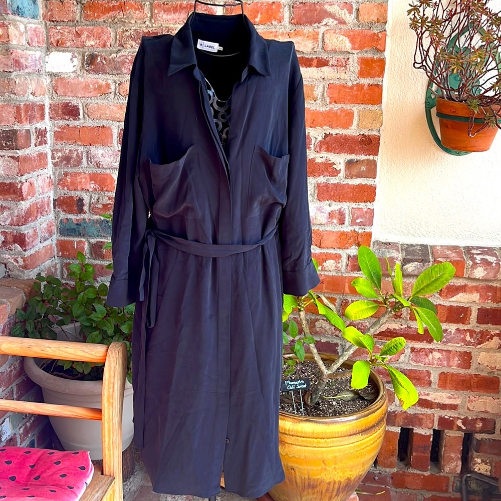 Botton down black dress for Spring and Summer.